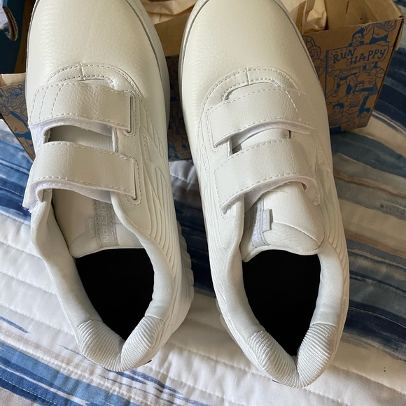 Brooks Shoes - Brooks Addiction Walker 9.5 White